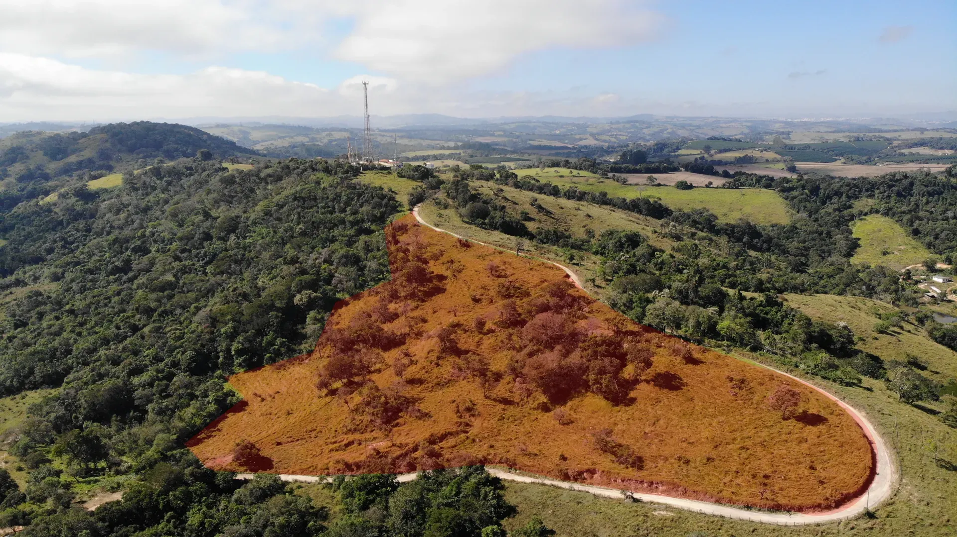 Vista aérea do Terreno Inhame com a área demarcada em um relevo elevado e arborizado, próximo à cidade de Perdões