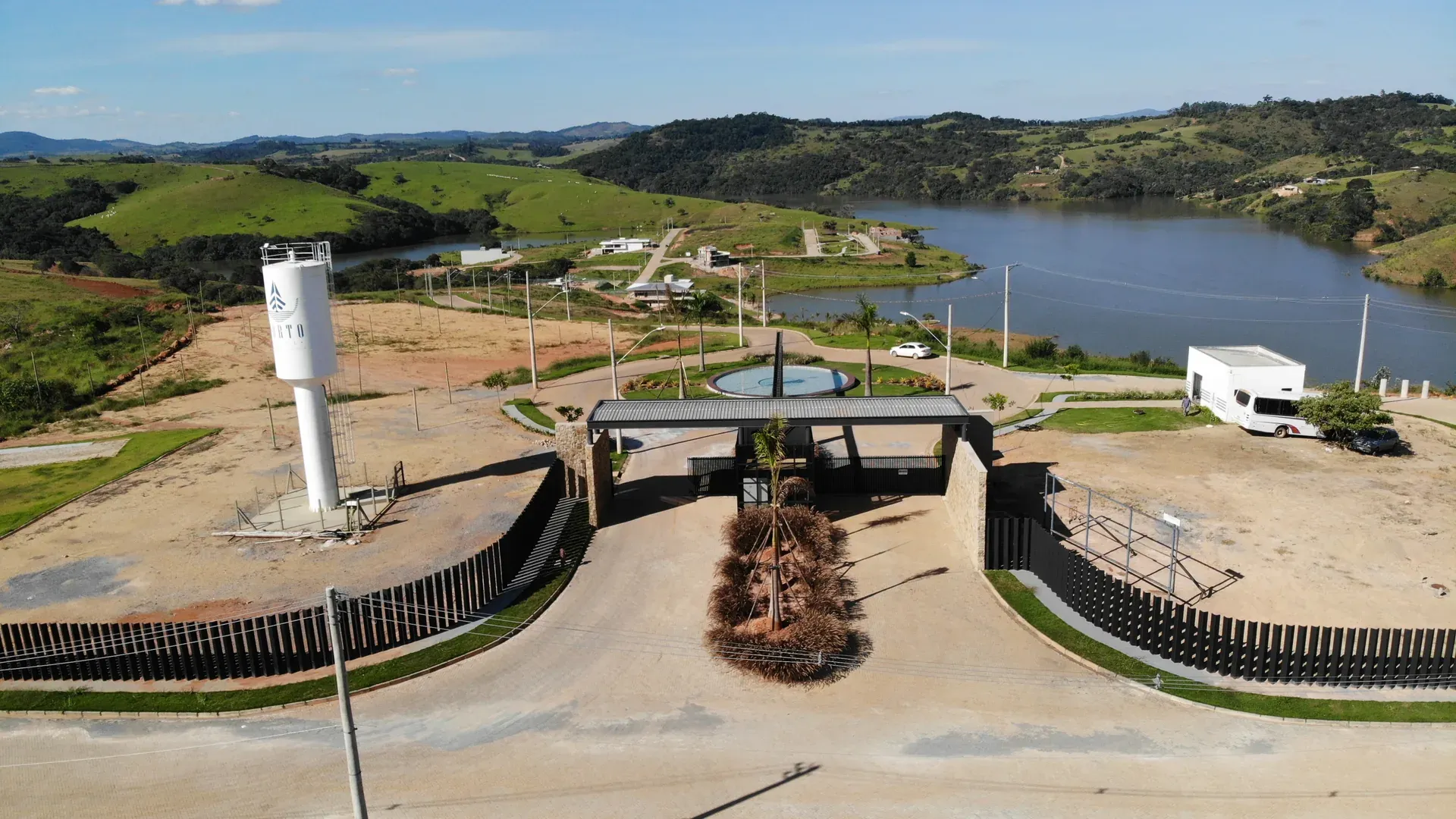 Fachada da portaria do Porto Real com o Lago do Funil ao fundo, vista aérea