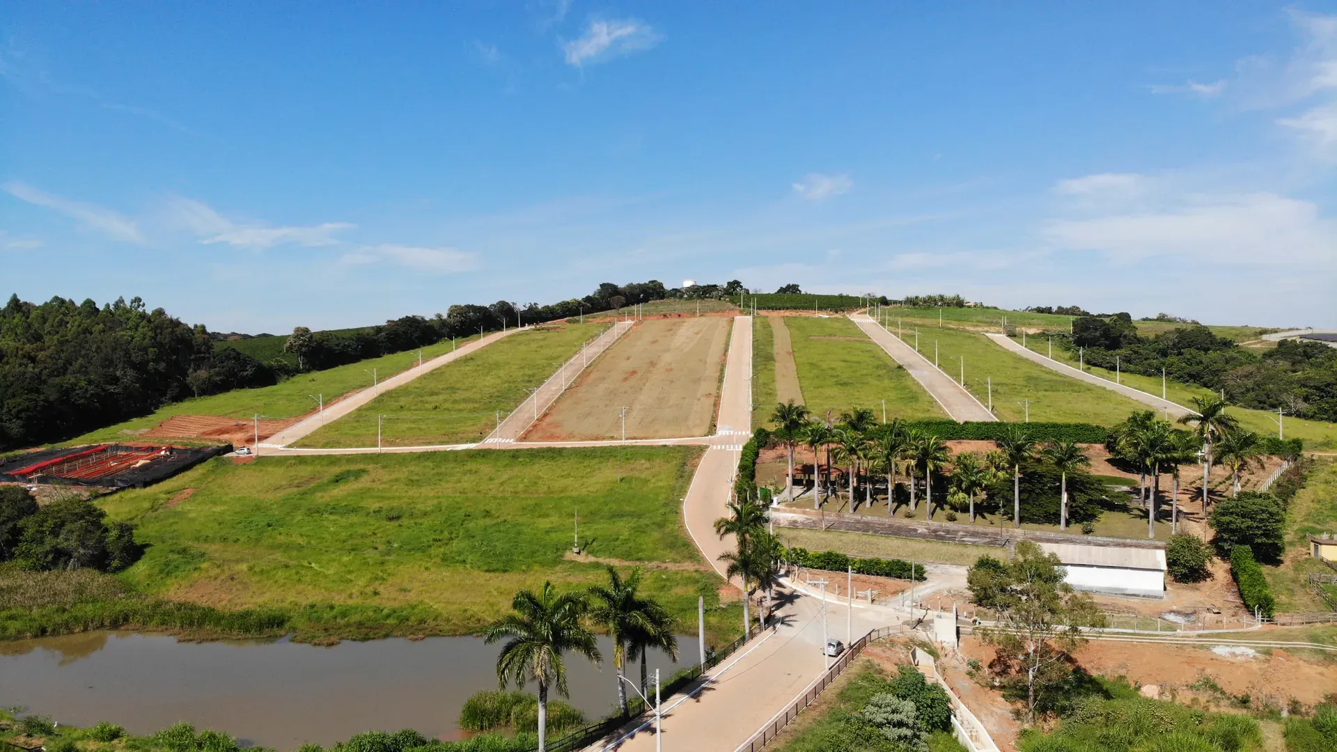 Aérea frontal do Jardim Natália com as quadras e lotes do loteamento e a vegetação preservada ao redor