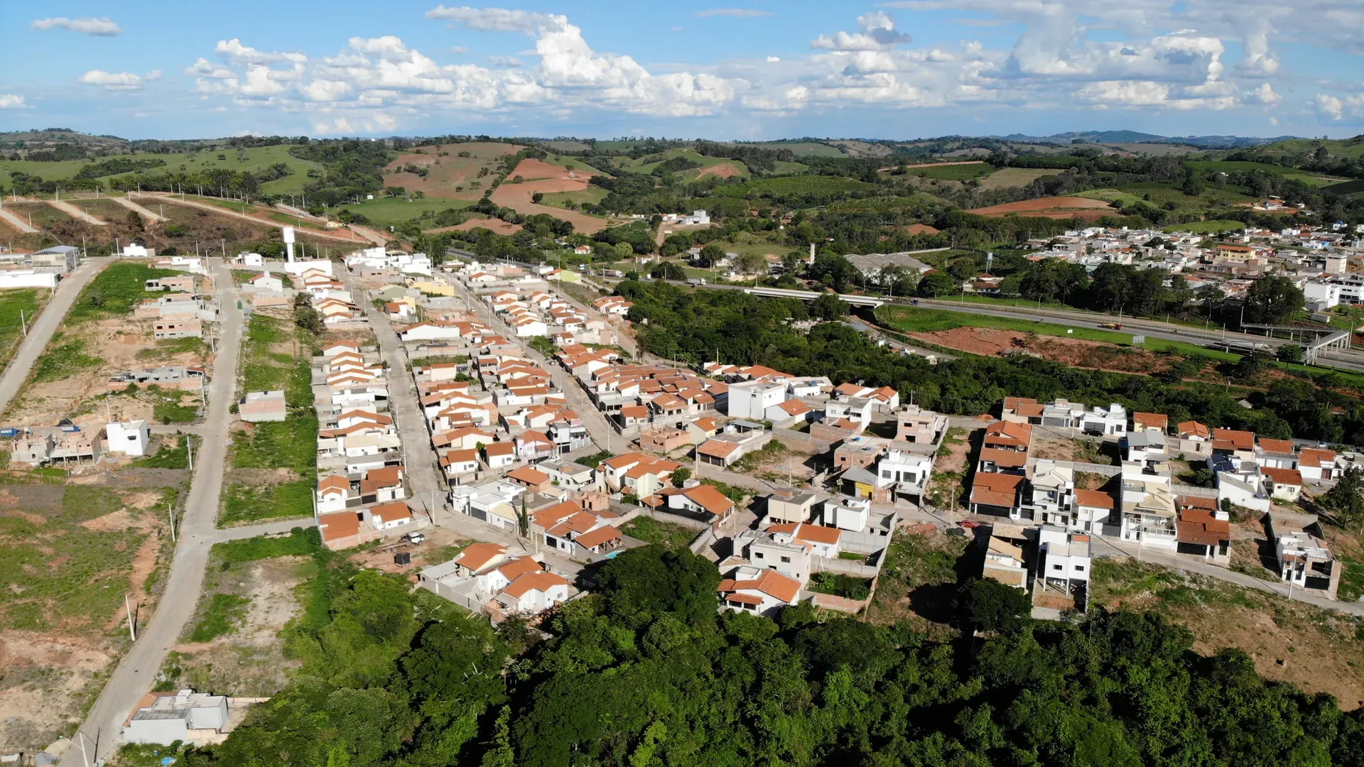 Aérea das ruas residenciais do Jardim Centenário mostrando o traçado urbano consolidado e a vizinhança ativa