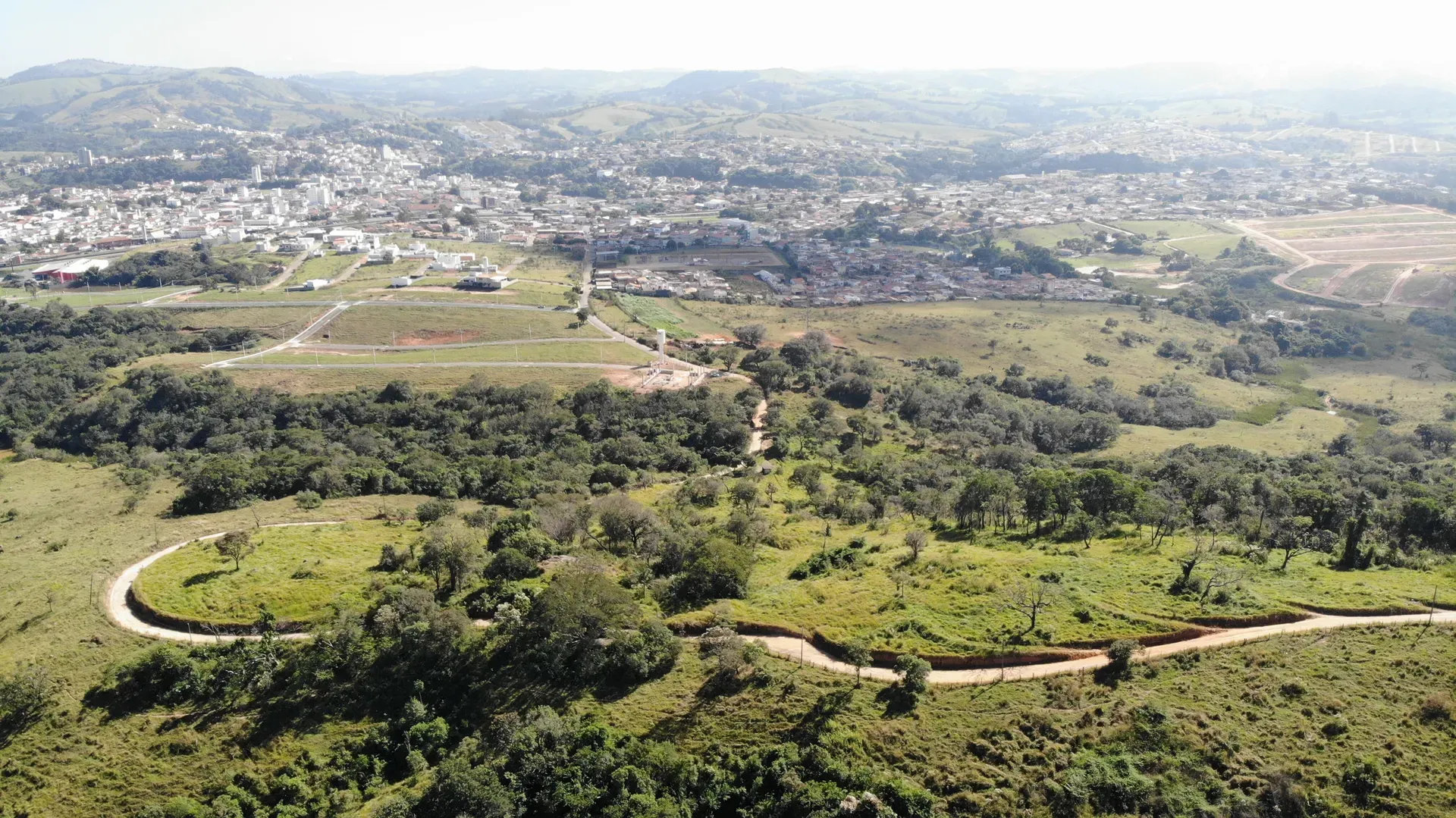 Terreno Inhame em primeiro plano e a cidade de Perdões ao fundo, entre os morros do Sul de Minas