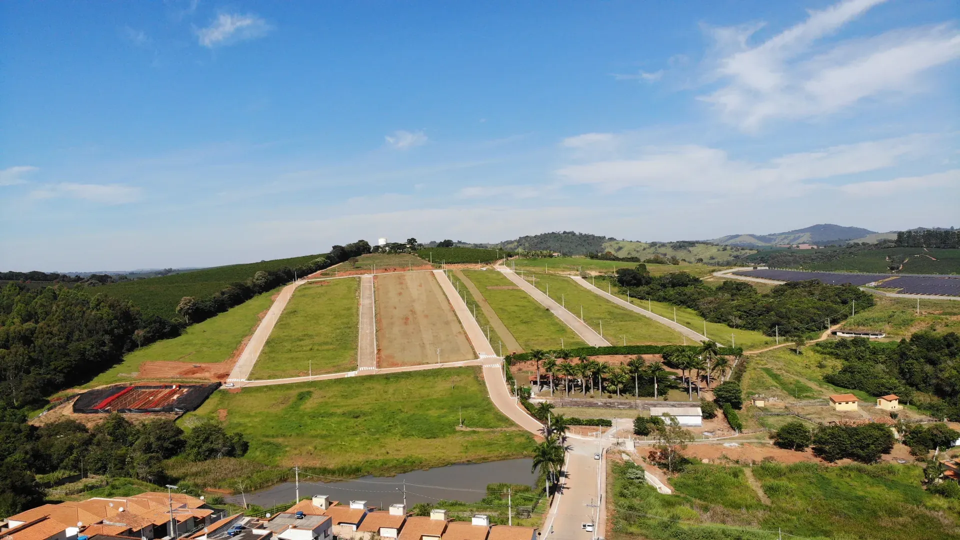 Aérea do Jardim Natália com a cidade de Nepomuceno ao lado do loteamento e as colinas ao fundo