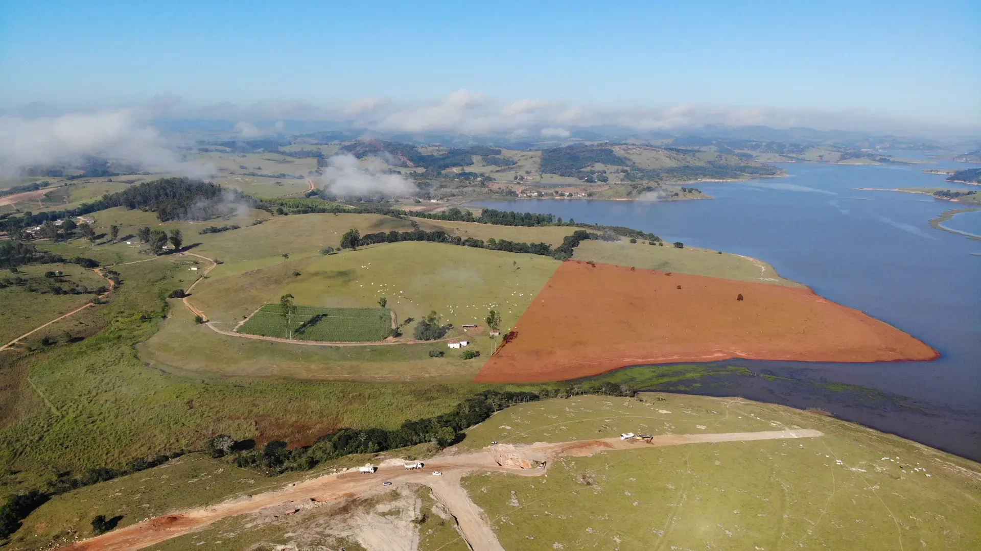 Vista aérea com a área da Fazenda Coelhos demarcada, mostrando a sede, o pasto e o gado às margens do lago