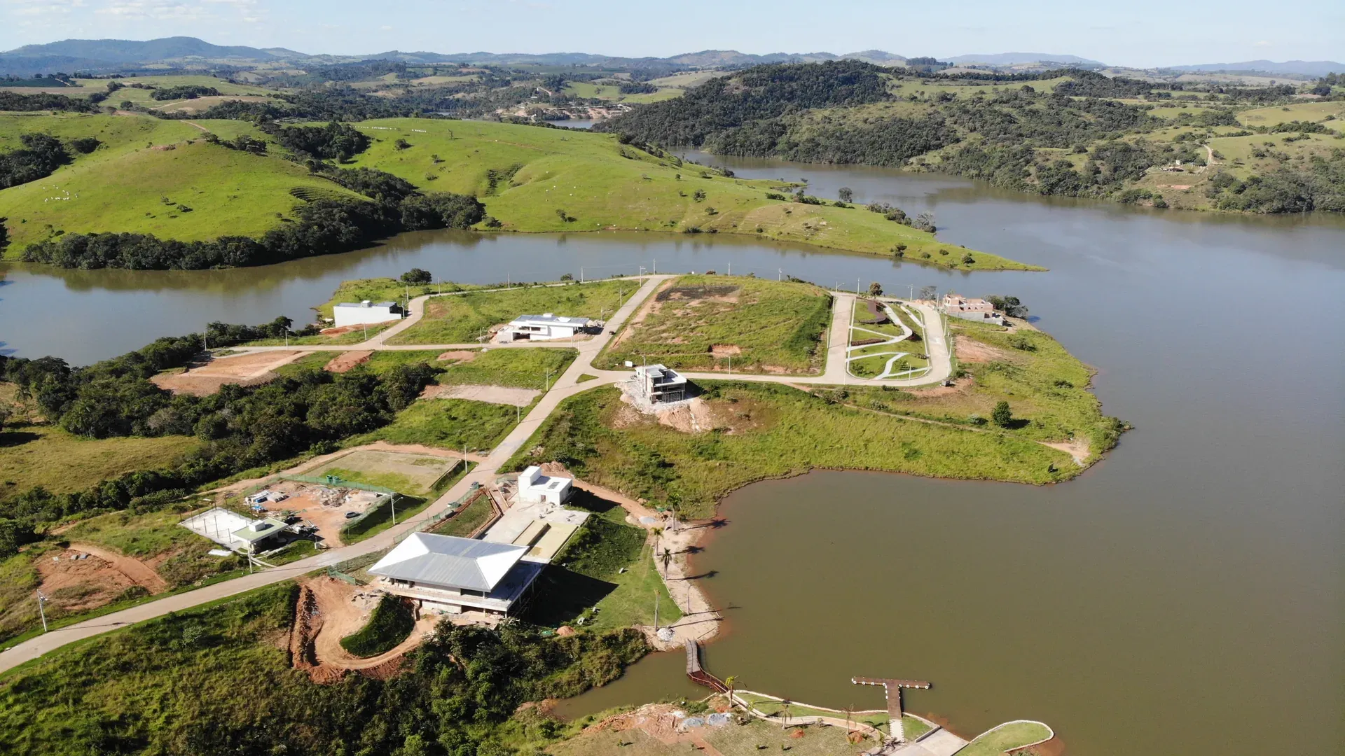 Vista aérea da península do Porto Real cercada pelo Lago do Funil, com clube e lotes