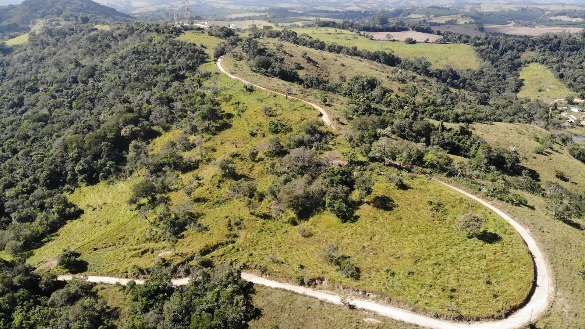 Vista aérea do Terreno Inhame em relevo elevado, com vegetação e estradas de acesso contornando a área
