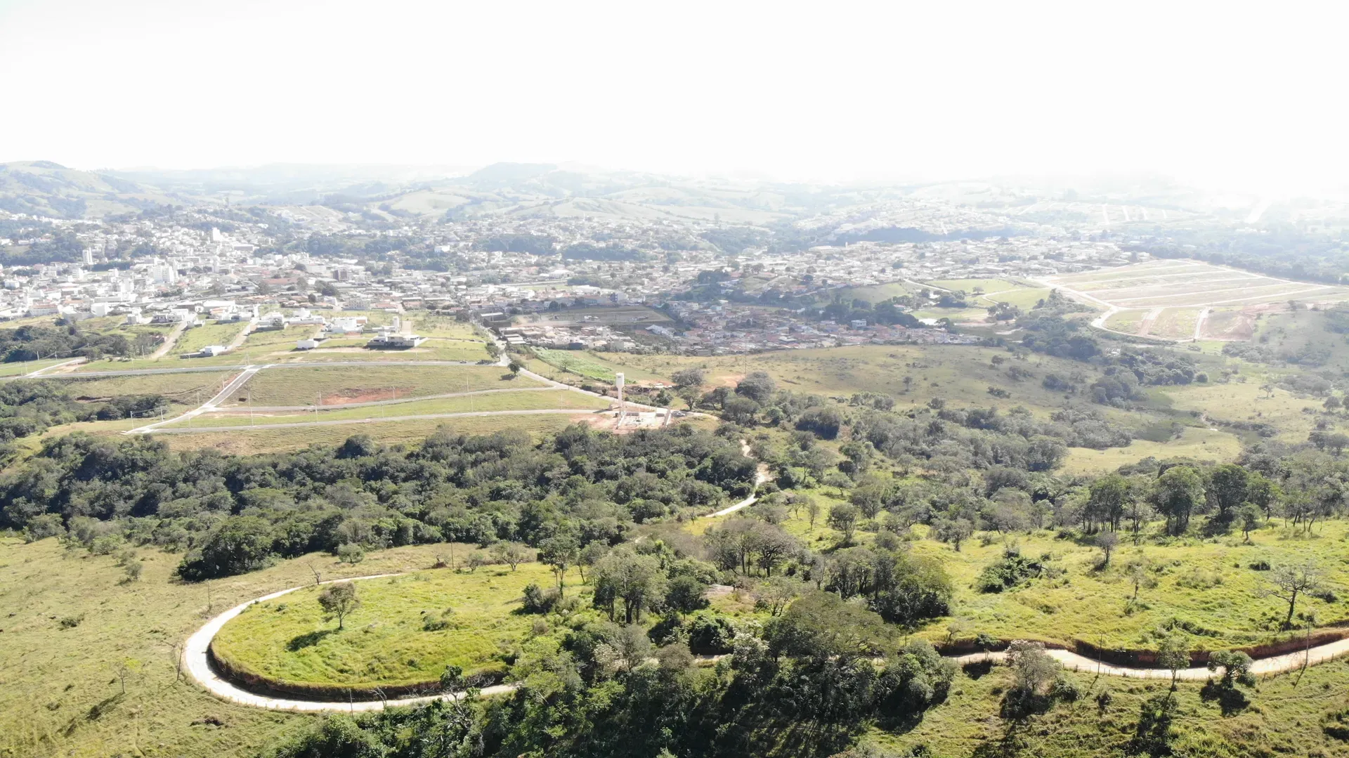 Vista do Terreno Inhame com a malha urbana de Perdões e loteamentos vizinhos ao fundo