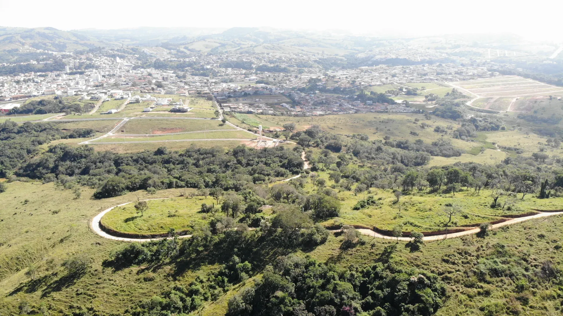Vista panorâmica a partir do Terreno Inhame, com a cidade de Perdões e a serra ao fundo