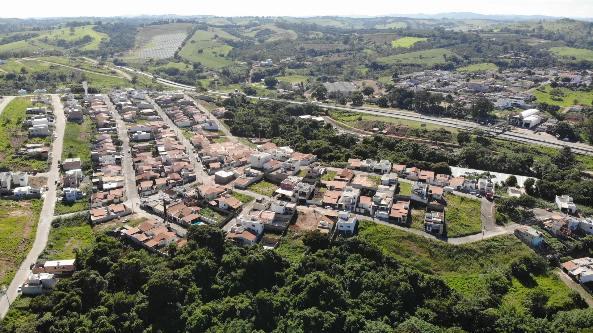 Aérea do Jardim Centenário com a área comercial integrada ao bairro residencial, próxima à Rodovia Fernão Dias
