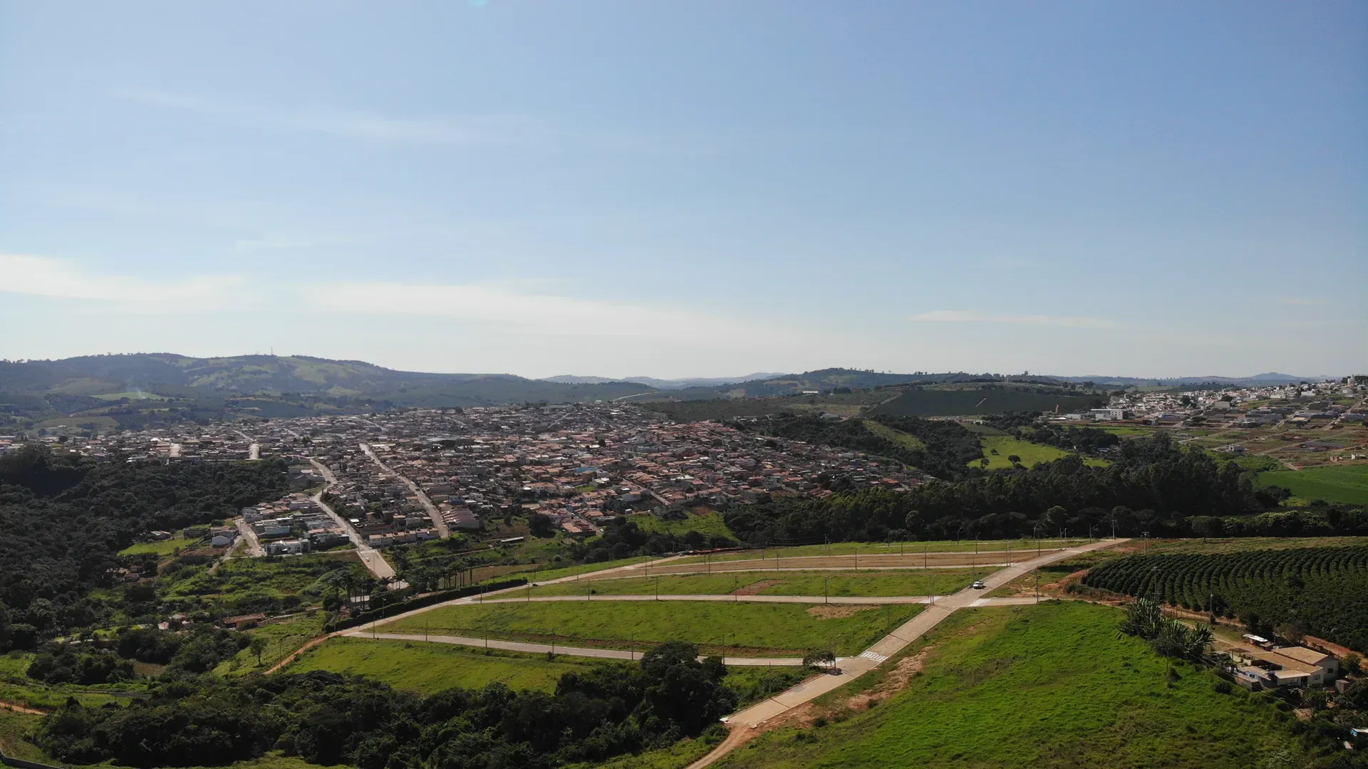 Vista aérea ampla do Jardim Natália com a cidade de Nepomuceno e a região ao redor