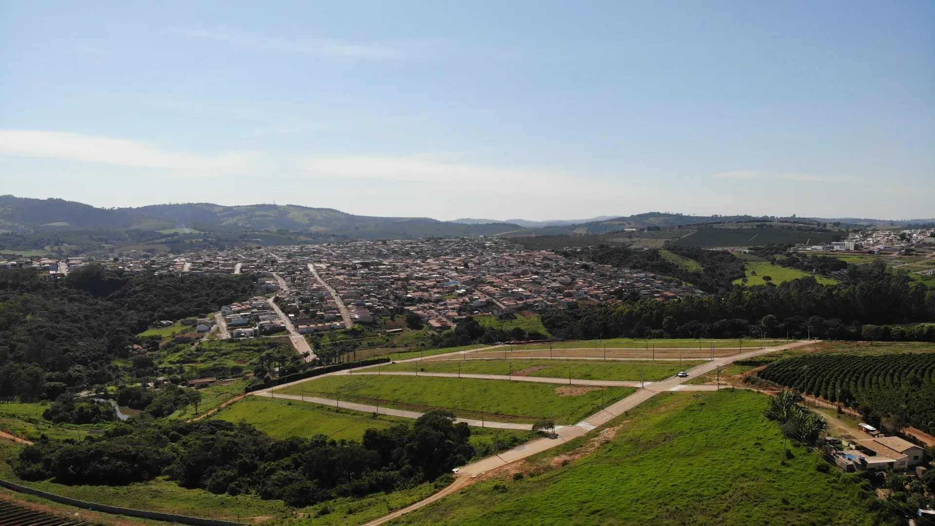 Aérea do Jardim Natália entre campos verdes e a vegetação nativa preservada