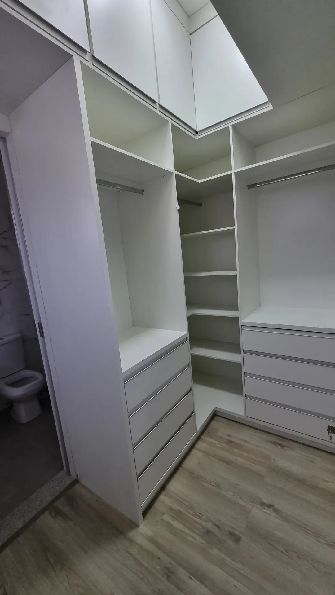 Closet planejado da suíte da Casa do Gran Ville, com prateleiras e gavetas em laca branca