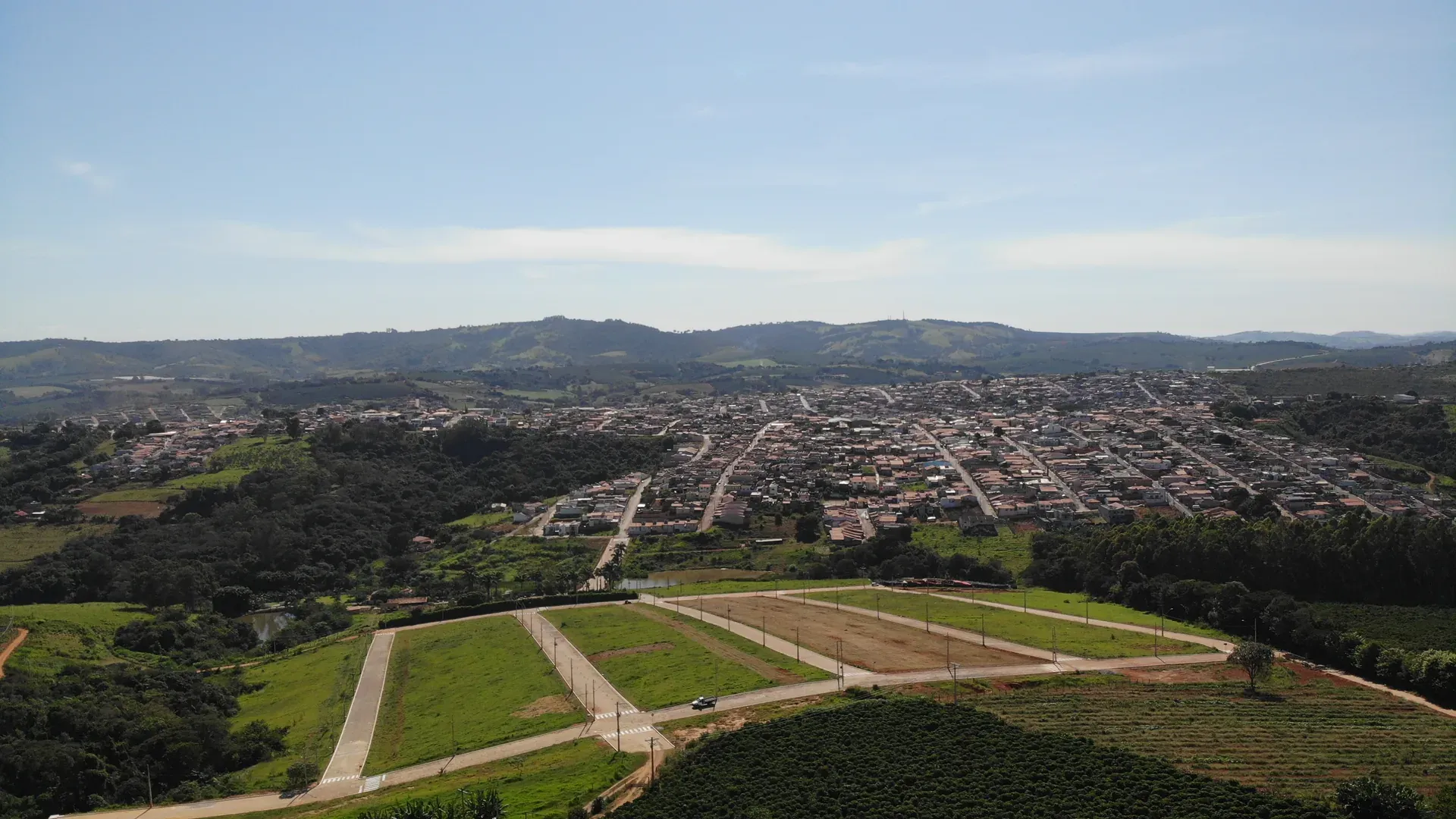 Vista aérea lateral do Jardim Natália, com o loteamento e o entorno residencial de Nepomuceno