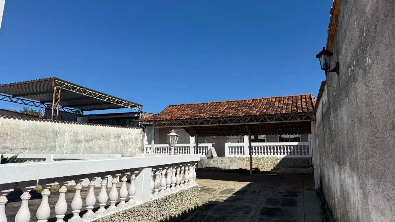 Terraço da Casa do Lourdes com balaustrada, áreas cobertas e vista aberta para o céu