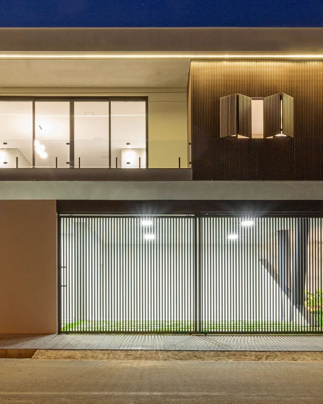 Imóveis prontos Real Ville — Casa Monte Verde, residência moderna pronta para morar em Perdões/MG, com fachada iluminada ao anoitecer