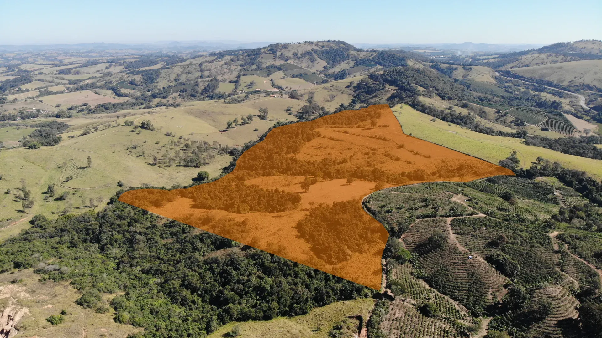 Vista aérea da Fazenda Ribeirão da Estrela, em Perdões/MG, com a área da propriedade demarcada entre pastagens, matas e cafezais do Sul de Minas