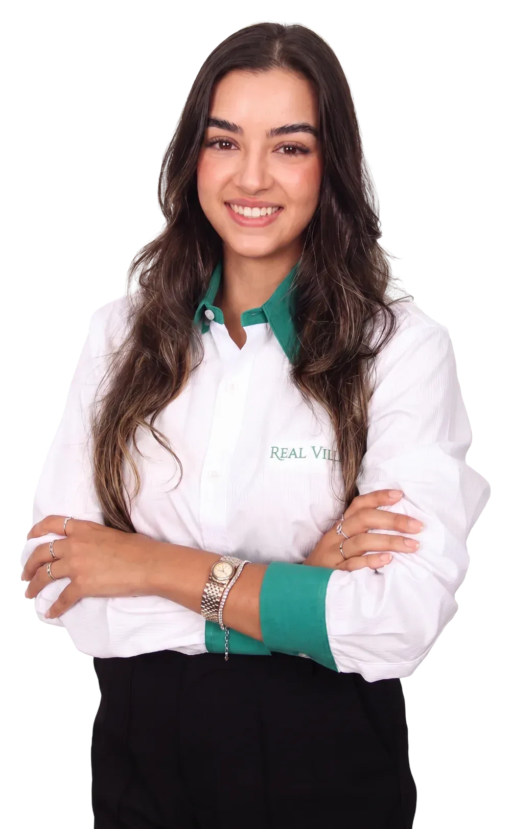 Colaboradora da Real Ville Urbanismo, de uniforme e braços cruzados, sorrindo — atendimento humano e financiamento direto.