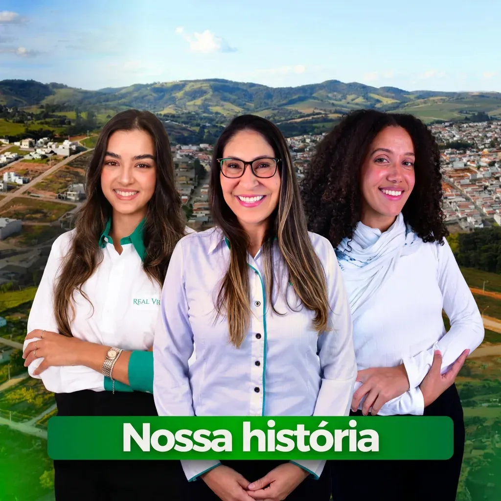 Equipe comercial da Real Ville Urbanismo — três colaboradoras uniformizadas e sorrindo, sobre uma vista aérea da cidade e da serra, com a faixa 'Nossa história'.