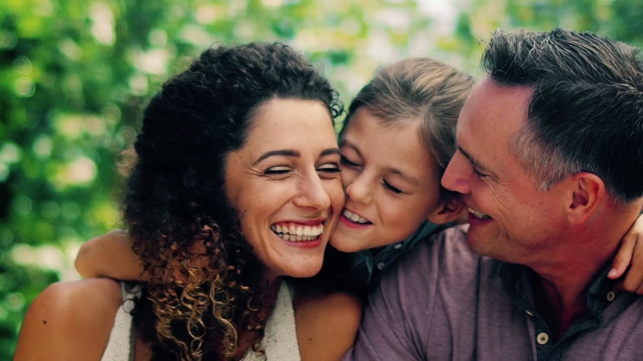 Thumb para vídeo de aprensetação do condomínio Estância da Serra. Nela uma família aparece feliz em momentos amistoso.